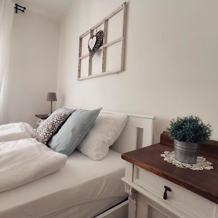 Family Garden Apartmanhaz Шіофок Екстер'єр фото