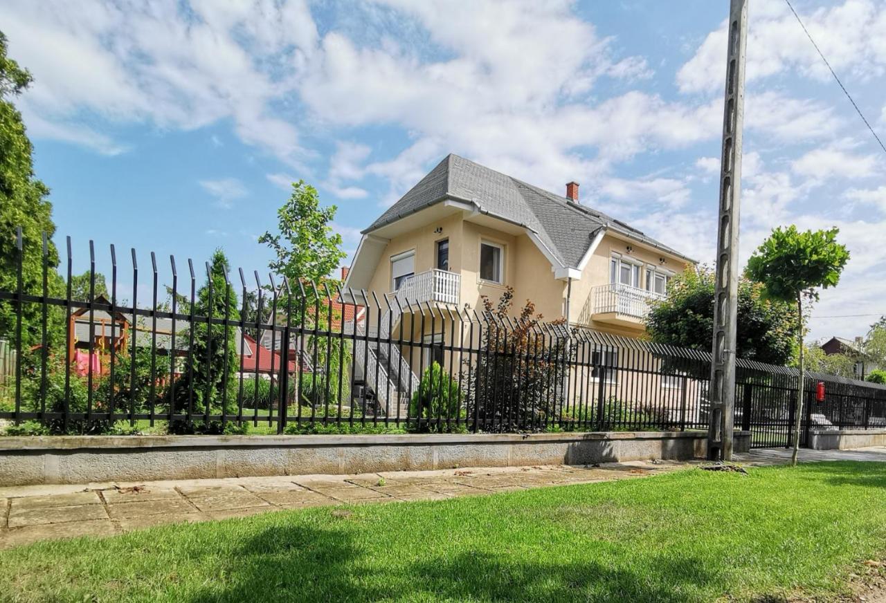 Family Garden Apartmanhaz Шіофок Екстер'єр фото