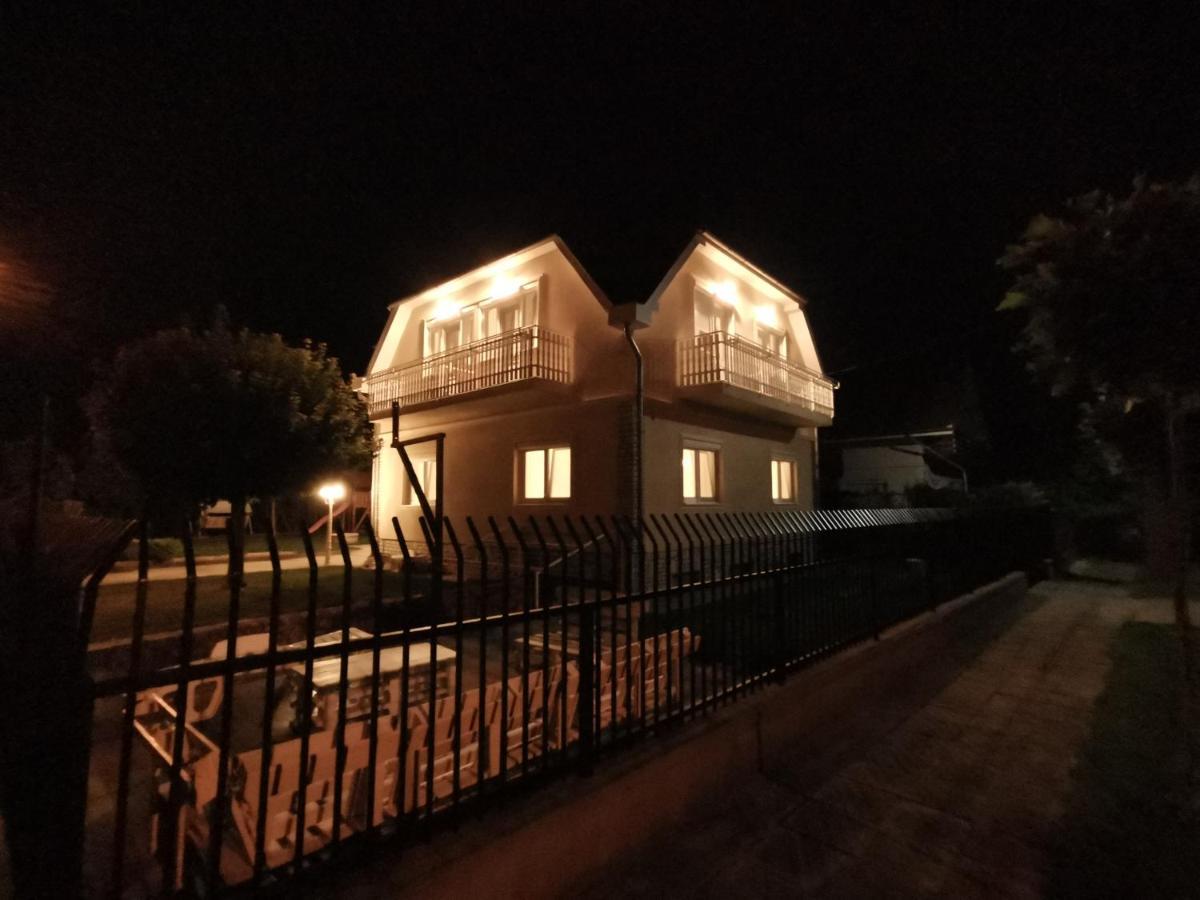 Family Garden Apartmanhaz Шіофок Екстер'єр фото