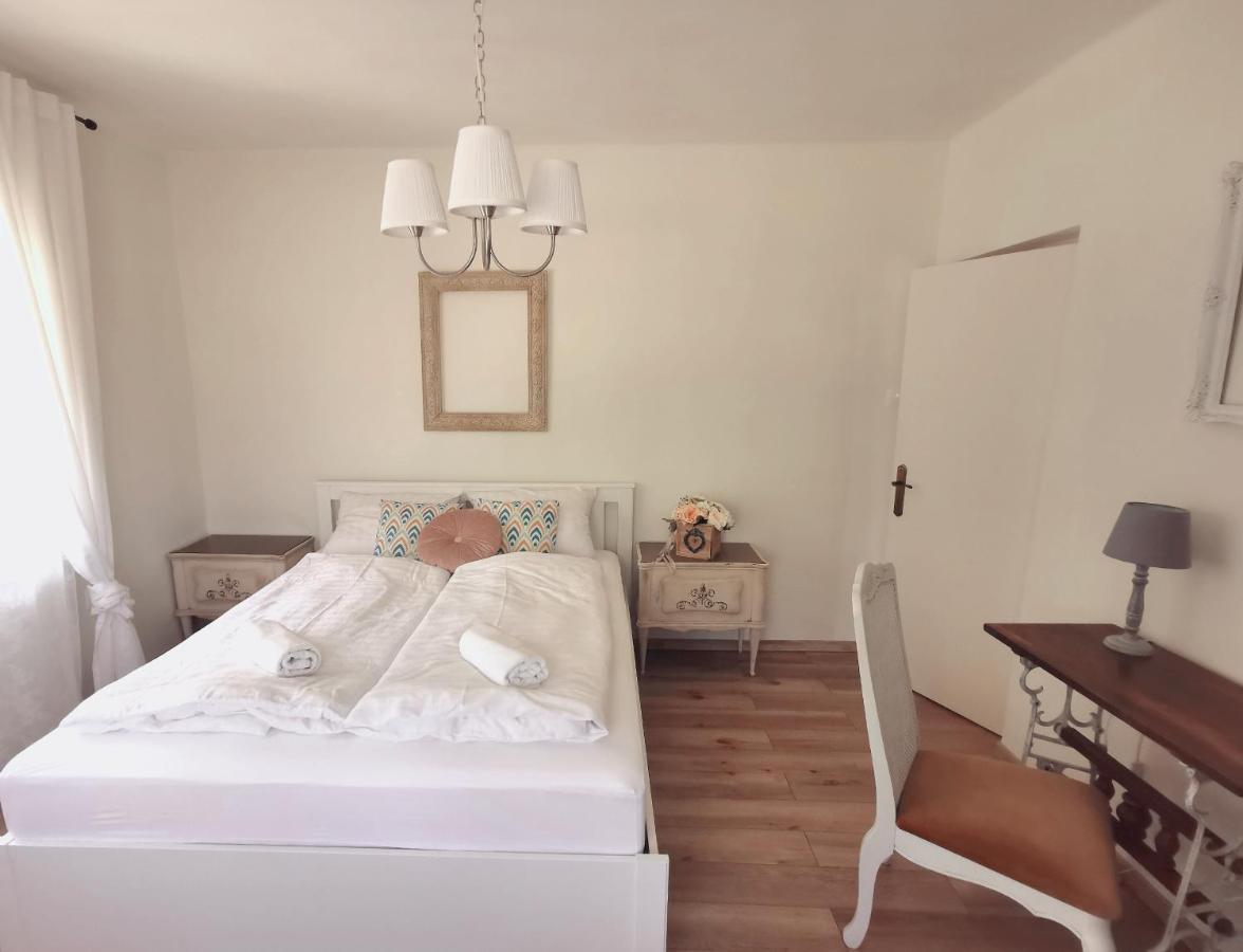 Family Garden Apartmanhaz Шіофок Екстер'єр фото