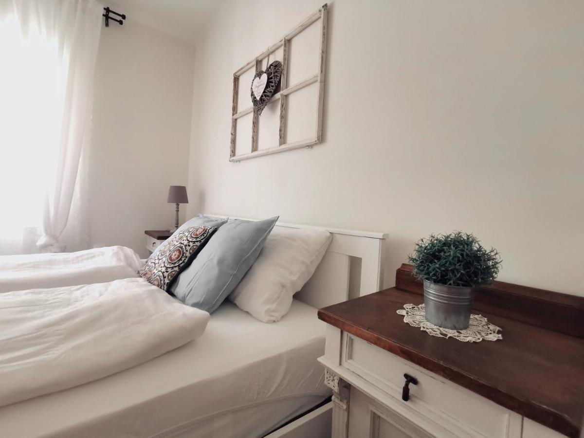 Family Garden Apartmanhaz Шіофок Екстер'єр фото