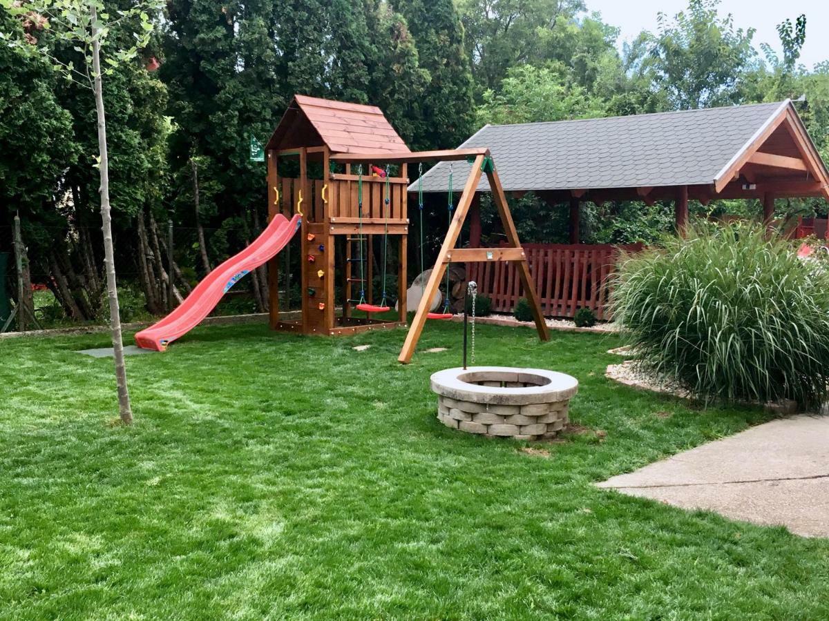 Family Garden Apartmanhaz Шіофок Екстер'єр фото
